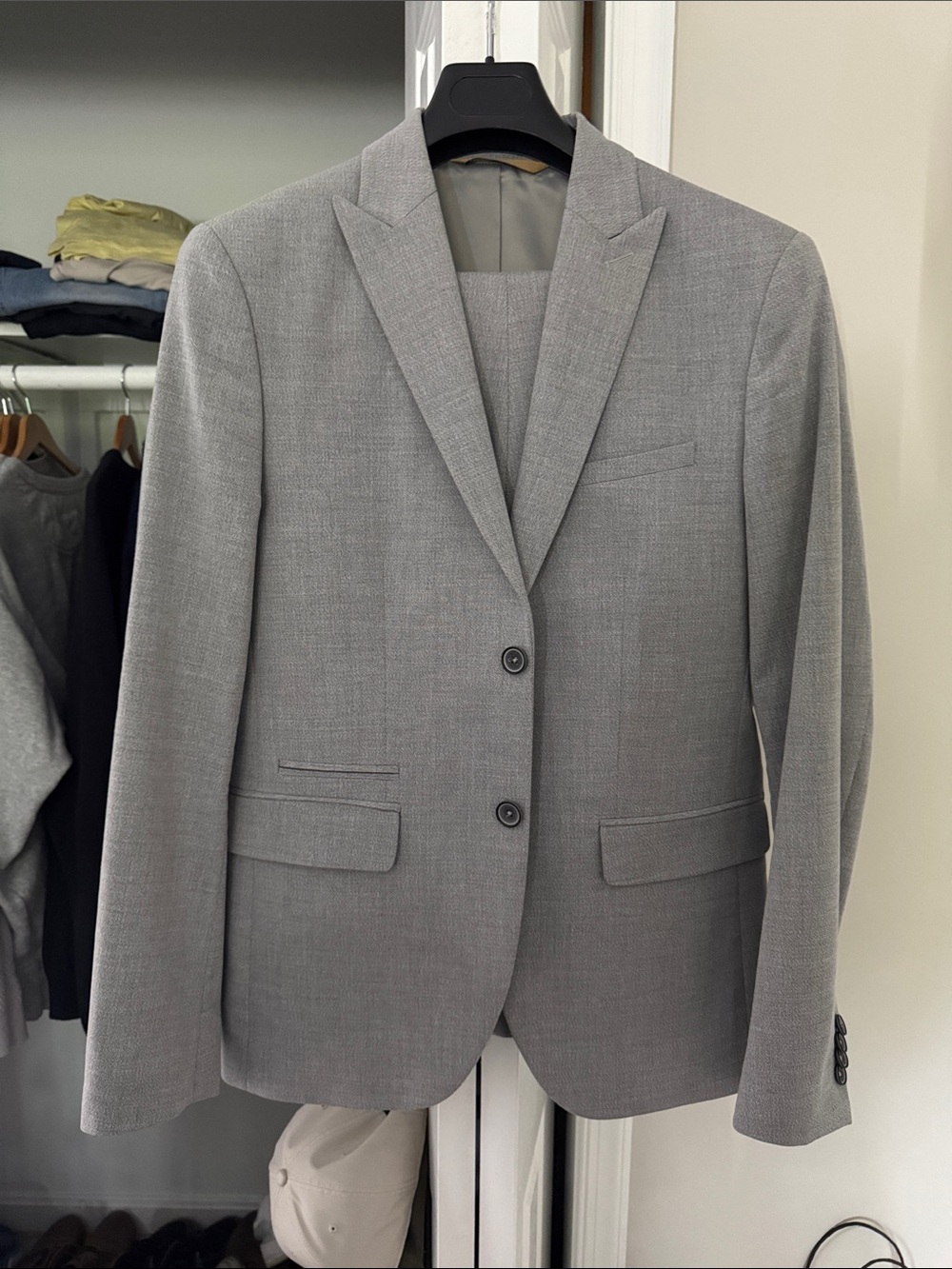 Men's Light Gray Two-Button Suit - Tailored Modern Fit